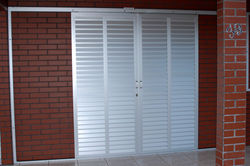 Veneziana de correr por fora p porta