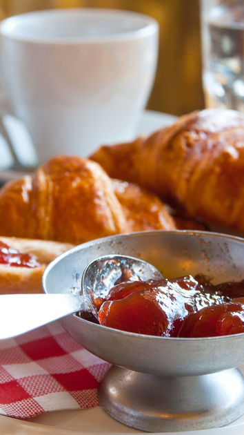 Alt text: Kontinentalni zajtrk v Prenočiščih ob Sotočju Budič Čatež ob Savi.