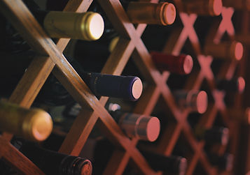 Bouteilles de vin dans un casier