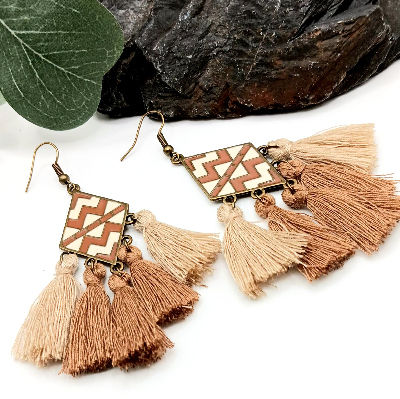 Boho Ohrringe „Tunja“ mit geometrischen Elementen, Quasten in Braun- und Cremetönen, schwingend und handgefertigt