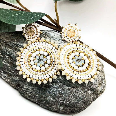 Boho Ohrringe Sarah mit weißen, klaren und goldfarbenen Perlen auf Goldreifen 🧿 Meta Keywords (HTML-Format)