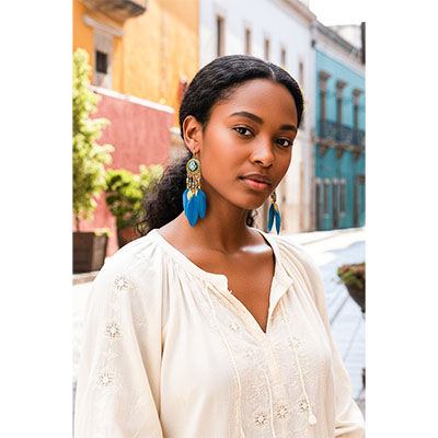 Boho Feder Ohrringe in Blau mit goldenen Details, lange Statement Ohrringe – Ocean Breeze für leichter, sommerlicher Look