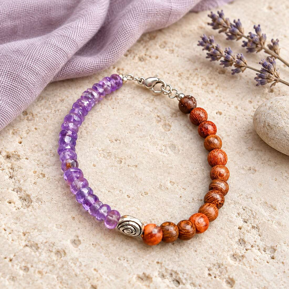 Amethyst Armband mit Birnbaumholz auf hellem Naturstein und lavendelfarbenem Leinen