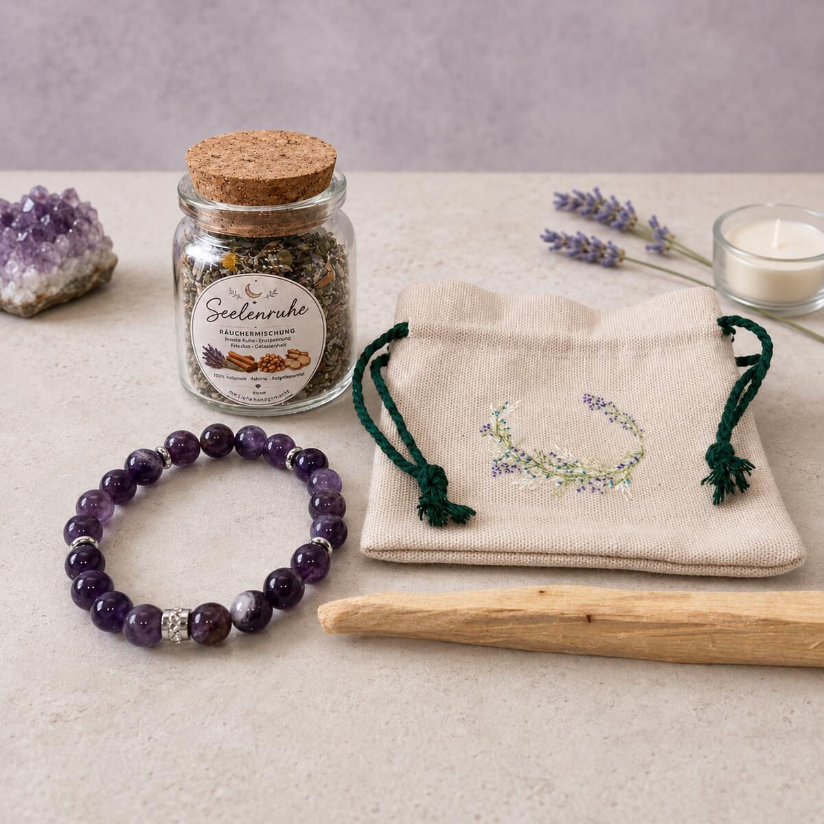 Premium Ritualbox Seelenruhe mit Räuchermischung, Amethyst-Armband mit silbernen Zwischenperlen und floralem Stoffsäckchen