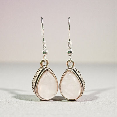 Rosenquarz Edelstein Ohrringe in zartem Rosa in Tropfenform, handgefertigt – Soft Love für Liebe, Harmonie und innere Ruhe