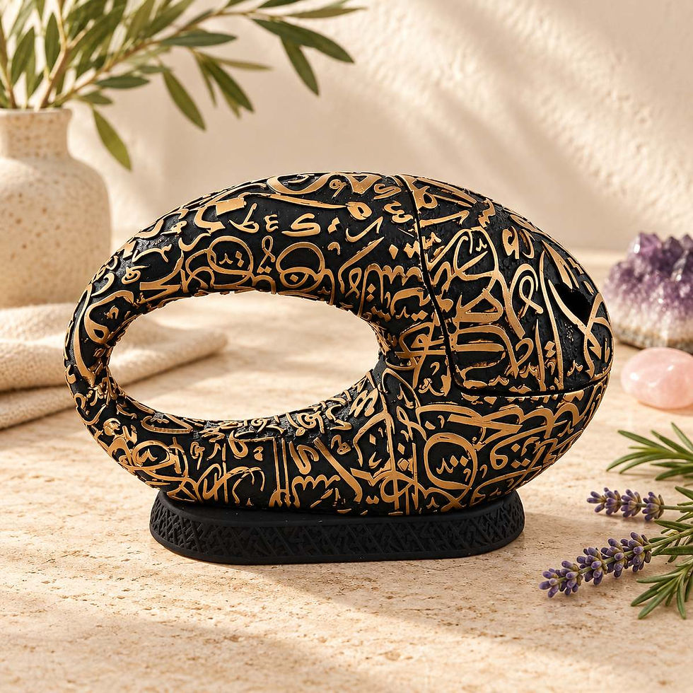 Schwarz goldene Räucherschale mit Ornamenten im natürlichen Wohnambiente