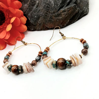 Boho Ohrringe Rillana mit Holzperlen, Metallperlen und Perlmuttscheiben auf Creolen