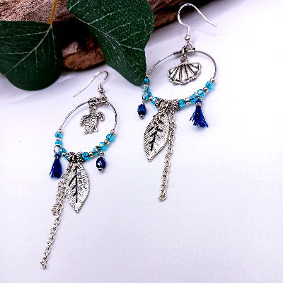 Boho Ohrringe Mermaid mit silberfarbenem Reif, hellblauen und dunkelblauen Glasperlen, winziger dunkelblauer Quaste
