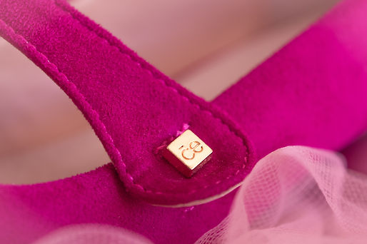 Detalle dorado insignia de marca Cloe en tacones