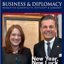 Titelbild des Magazins Business & Diplomacy mit US-Generalkonsulin Jennifer D. Gavito und Dr. Pantelis Christian Poetis zu einem Interview über die Beziehungen zwischen Pakistan, Deutschland und den USA.