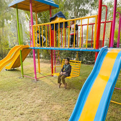 Spielplatz auf dem Gelände der Patty’s Child Clinic Chillianwala für Geschwisterkinder
