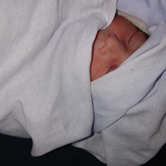 Neugeborene Babys, geboren in der Patty’s Child Clinic Chak No. 16