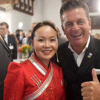 Ochmaa Göbel in mongolischer Tracht gemeinsam mit Dr. Pantelis Christian Poetis beim Empfang des diplomatischen Korps auf Burg Schwaneck im Landkreis München.