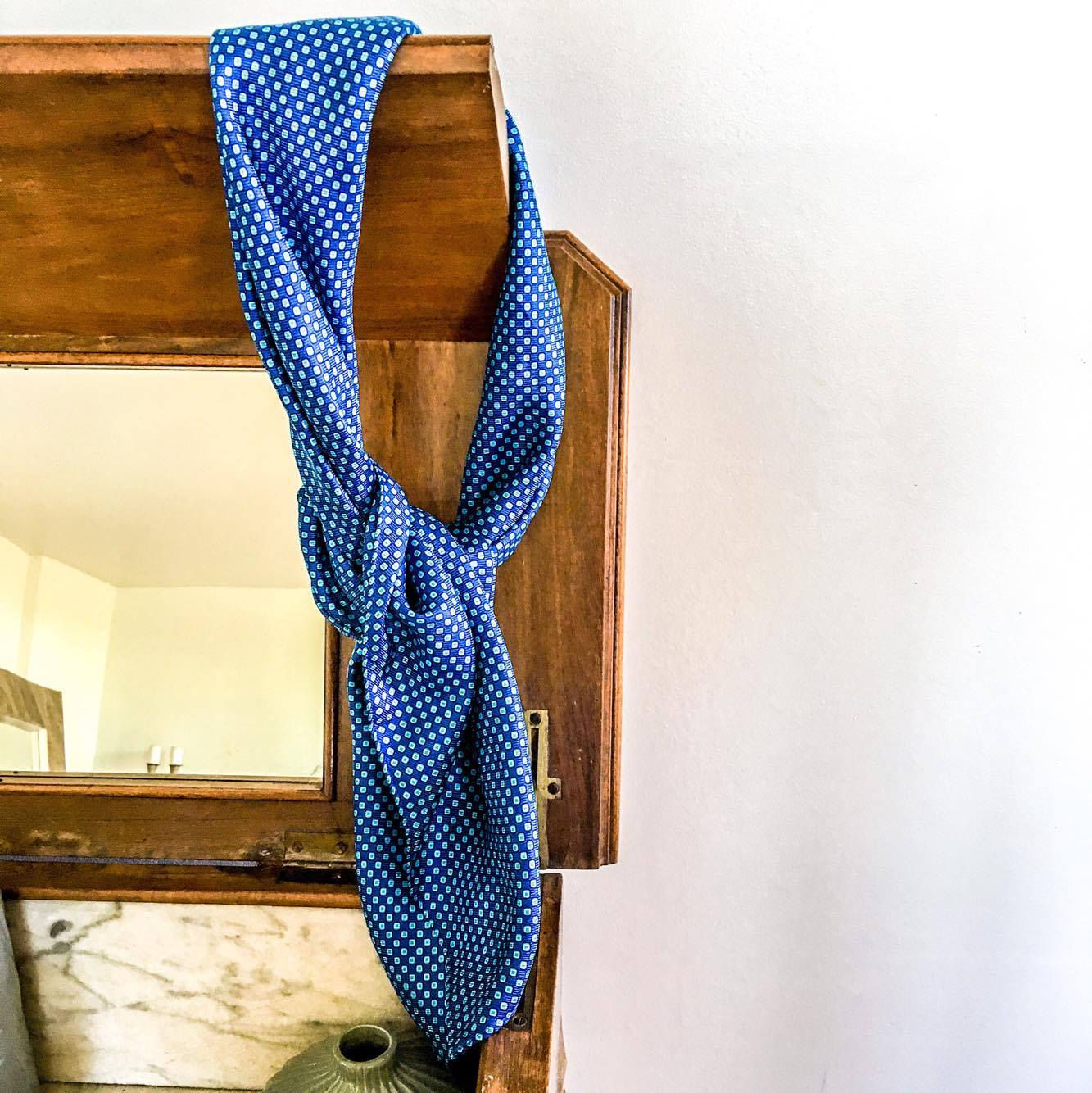 Foulard en Twill de soie bleue indigo à l'imprimé couleur aigue-marine