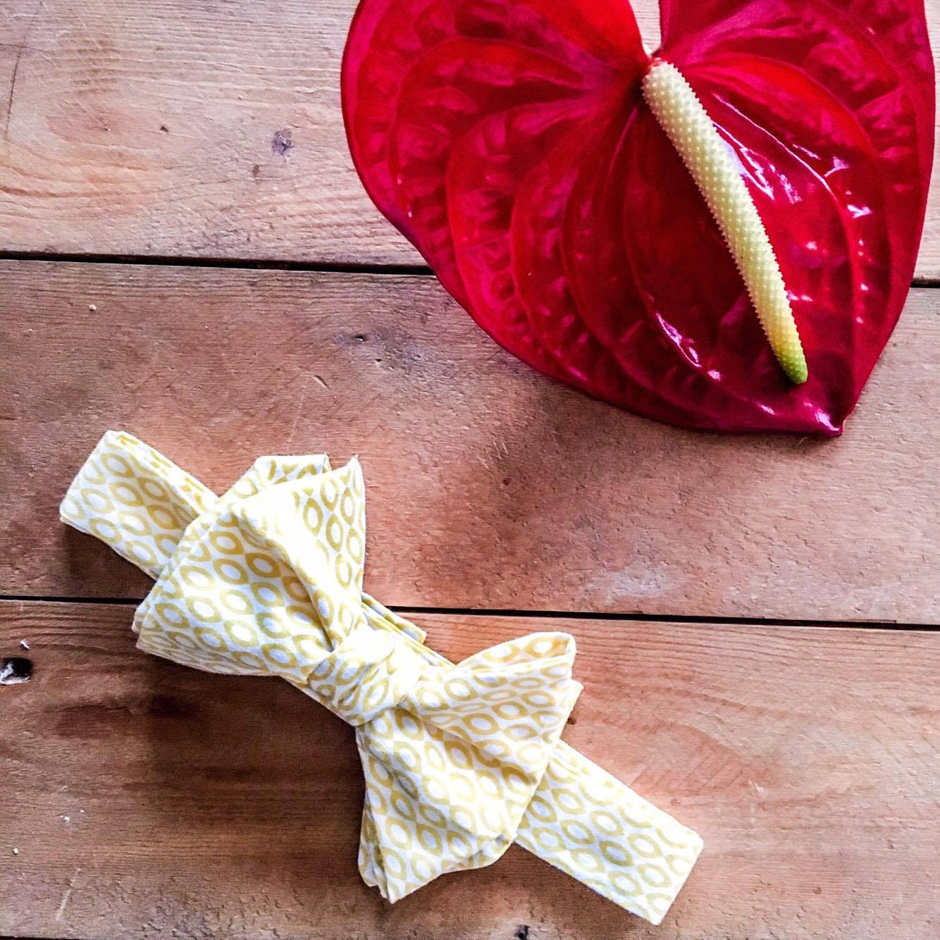 Noeud papillon à nouer en coton blanc a imprimé graphique jaune