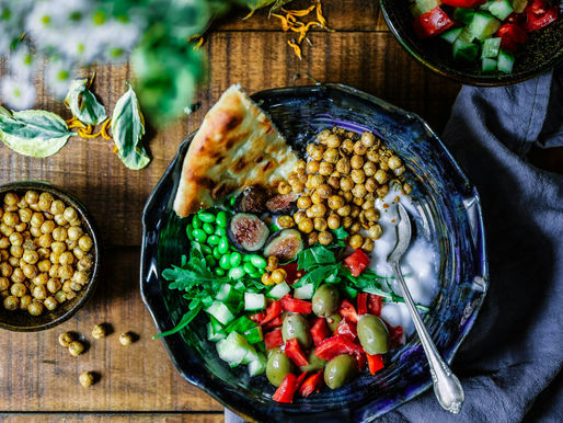 HOW VEGANS CAN STILL HIT THEIR PROTEIN GOAL... Plus a free meal plan to try.