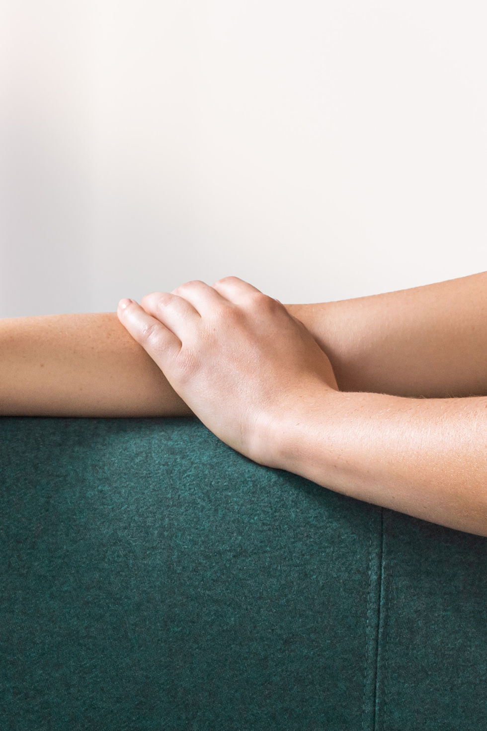 08_ARMS_ON_COUCH_01142-V01