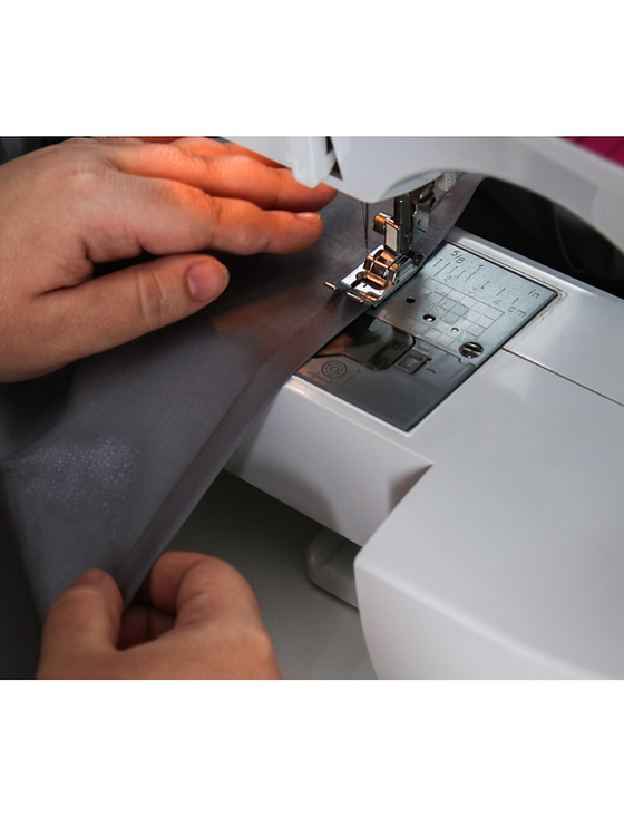 介護肌着を工業用ミシンで製造