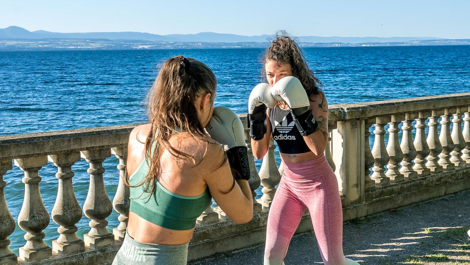 N'ayez pas peur de prendre des coups ! Il est possible de travailler seule (shadow) ou avec un partenaire sans que les coups ne soient directement portés au visage. Vous comprendrez rapidement que la boxe est tout d'abord un art qu'il faut manier avec intelligence! Nous vous enseignerons les différentes techniques et tactiques de cette discipline.
Les cours sont 100% féminin et notre coach est une femme !
"Entraîne toi comme une bête pour ressembler à la belle" ! ;-)