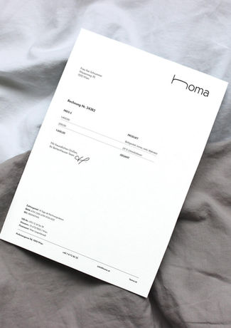 Minimalistisches Corporate Design einer Rechnung für die Marke „homa“, klares Editorial Layout mit moderner Typografie auf weißem Papier, Branding und Geschäftsausstattung