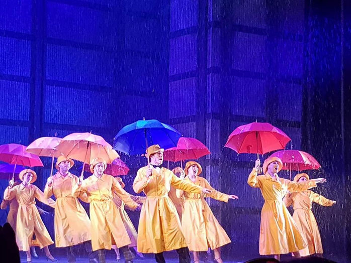 Espetáculo Cantando na Chuva estreia no Teatro Santander, neste sábado