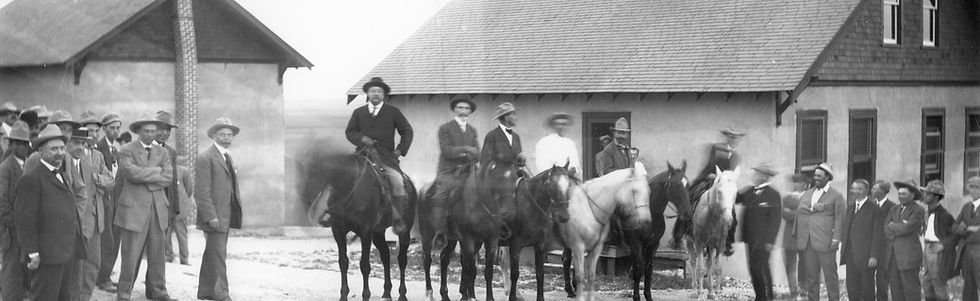 Meyers Neg 202, Theodore Roosevelt and party stop at a ranch, identified, 1903.jpg