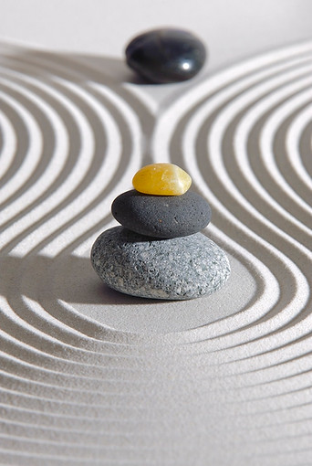Zen Sand geformt mit aufgetürmten Steinen von Pixabay