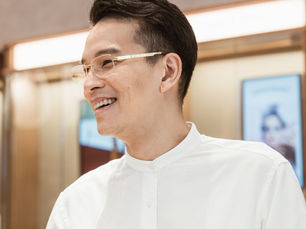 คุณทิน โชคกมลกิจกับแว่นตาคู่ใจที่ WALTZ เพื่อที่สุดของ "Visual Lifestyle Solution"