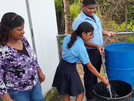 Ayuda en Acción más de 4.900 niñas y niños en Muisne vuelven a contar con agua en sus escuelas