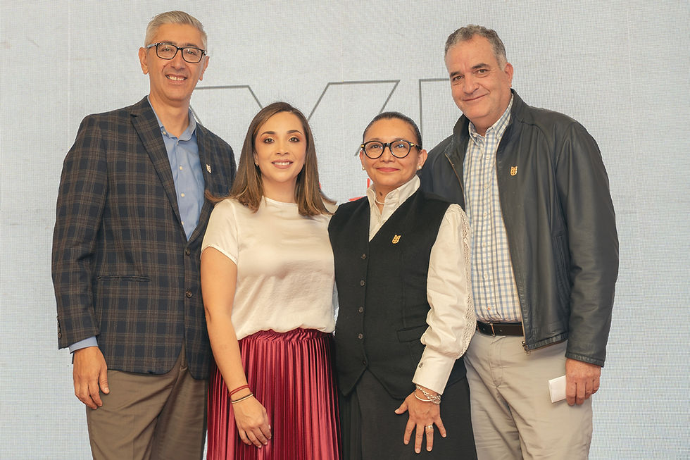 Pie de foto: José Luis Vivar, Gerente General; Jacqueline Calvachi, Gerente de Comunicación y Asuntos Corporativos; Verónica Reyes, Directora de Desarrollo Humano y Asuntos Corporativos; y, Juan Pablo Correa, Presidente del Directorio de Moderna Alimentos.