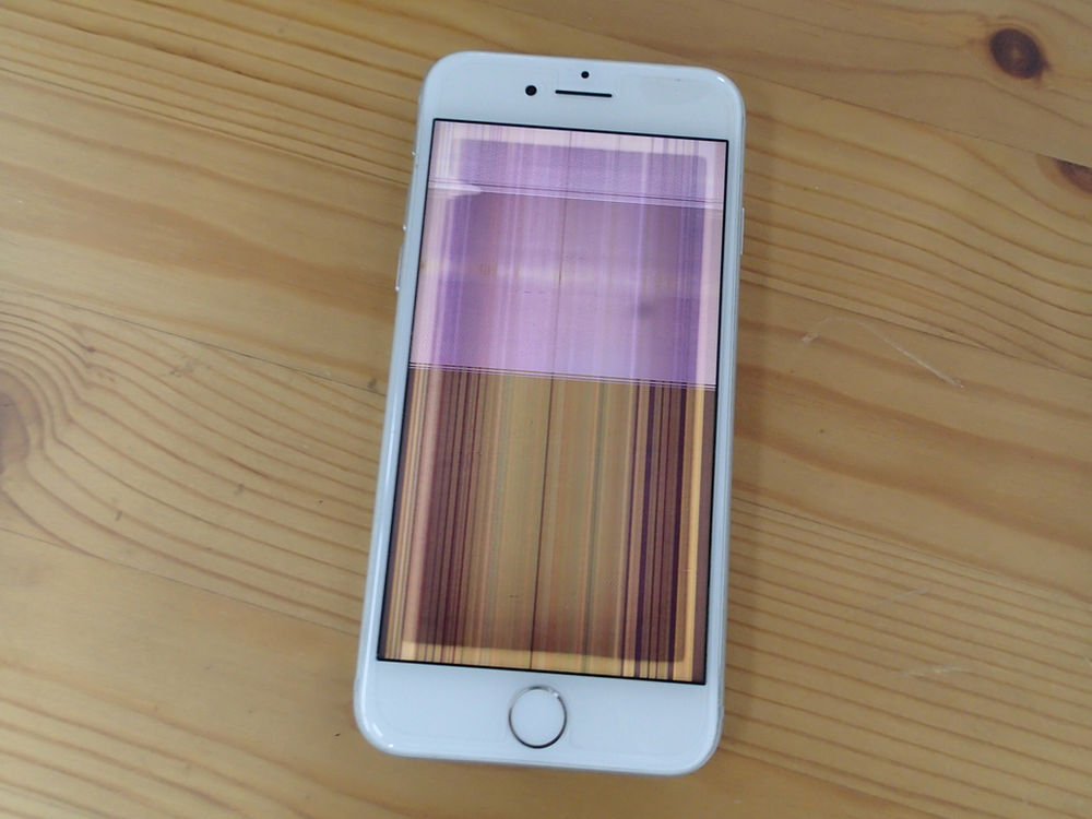 Iphone8の画面がカラフルな縦縞になってしまった