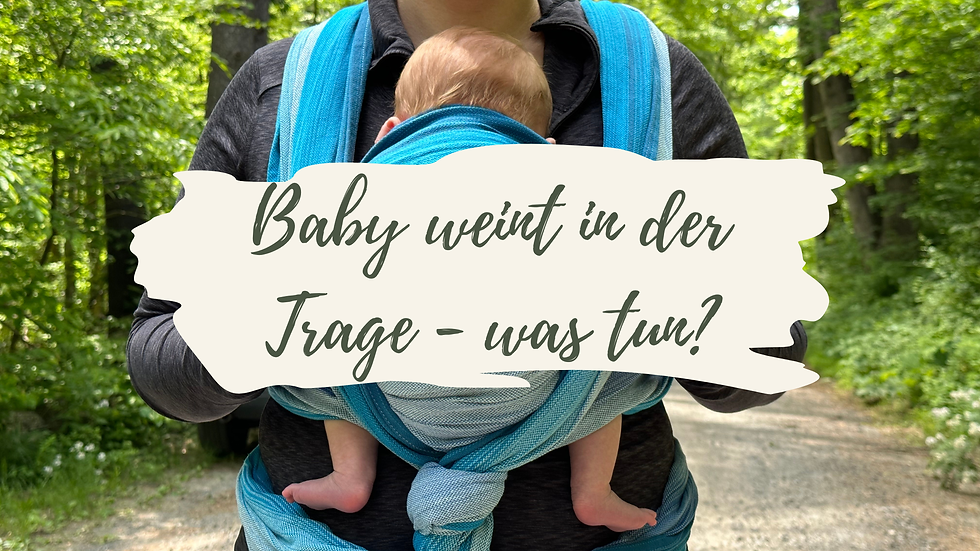 Ein Vater trägt sein Baby in einem blauen Tragetuch und legt liebevoll seine Hände auf Babys Rücken.