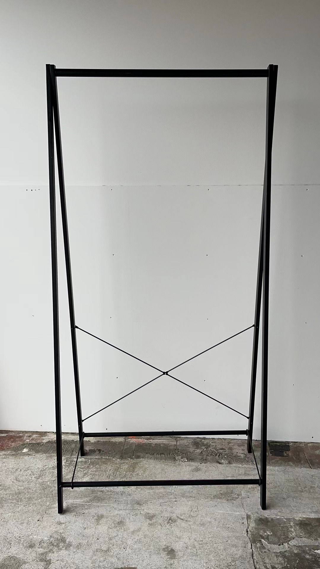 黑色板架子 高1.6米。宽78cm. 深 41