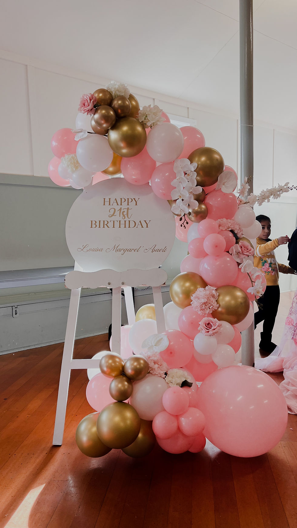 Welcome broad with garland