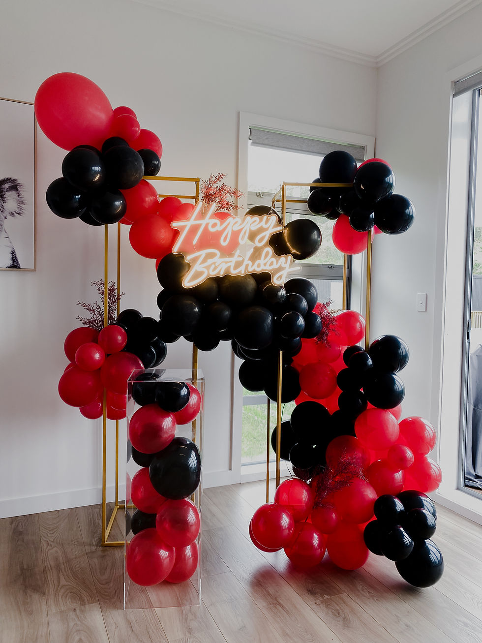 Thumbnail: Plinth with garland / red and black theme
