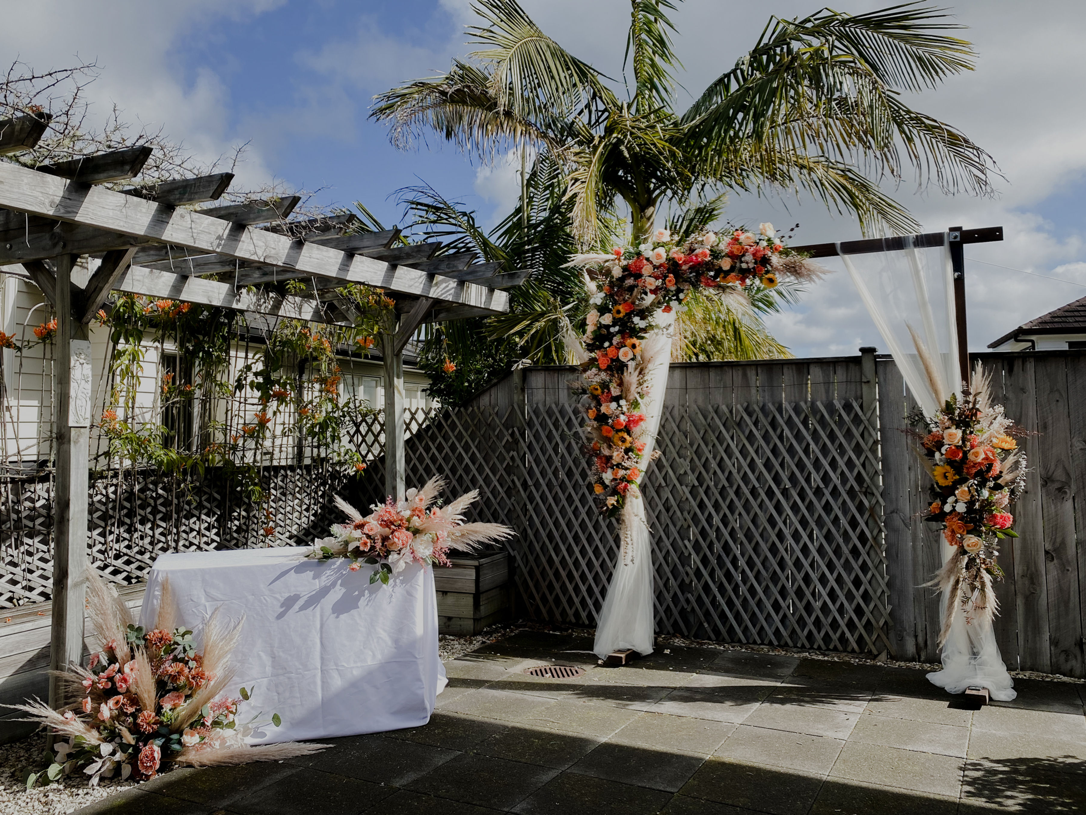 wooden arch / signing table