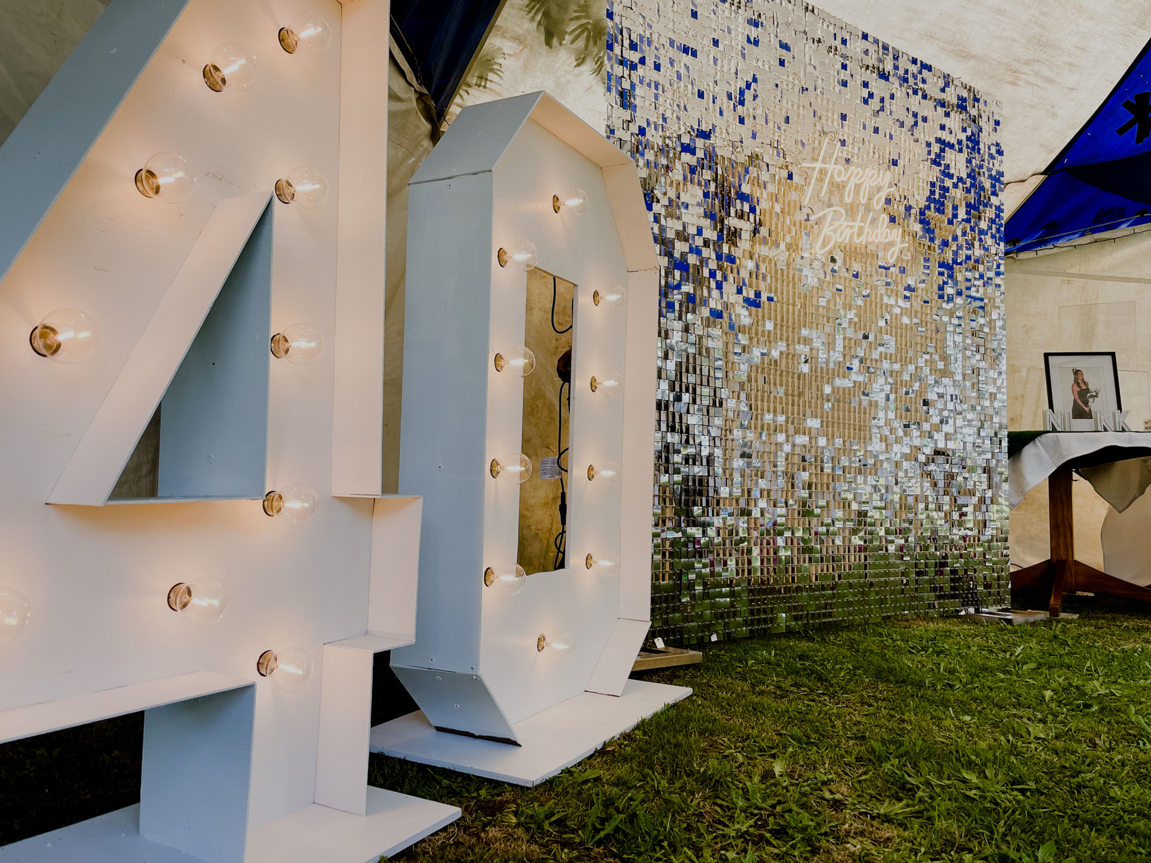 Number light 40 with silver wave wall