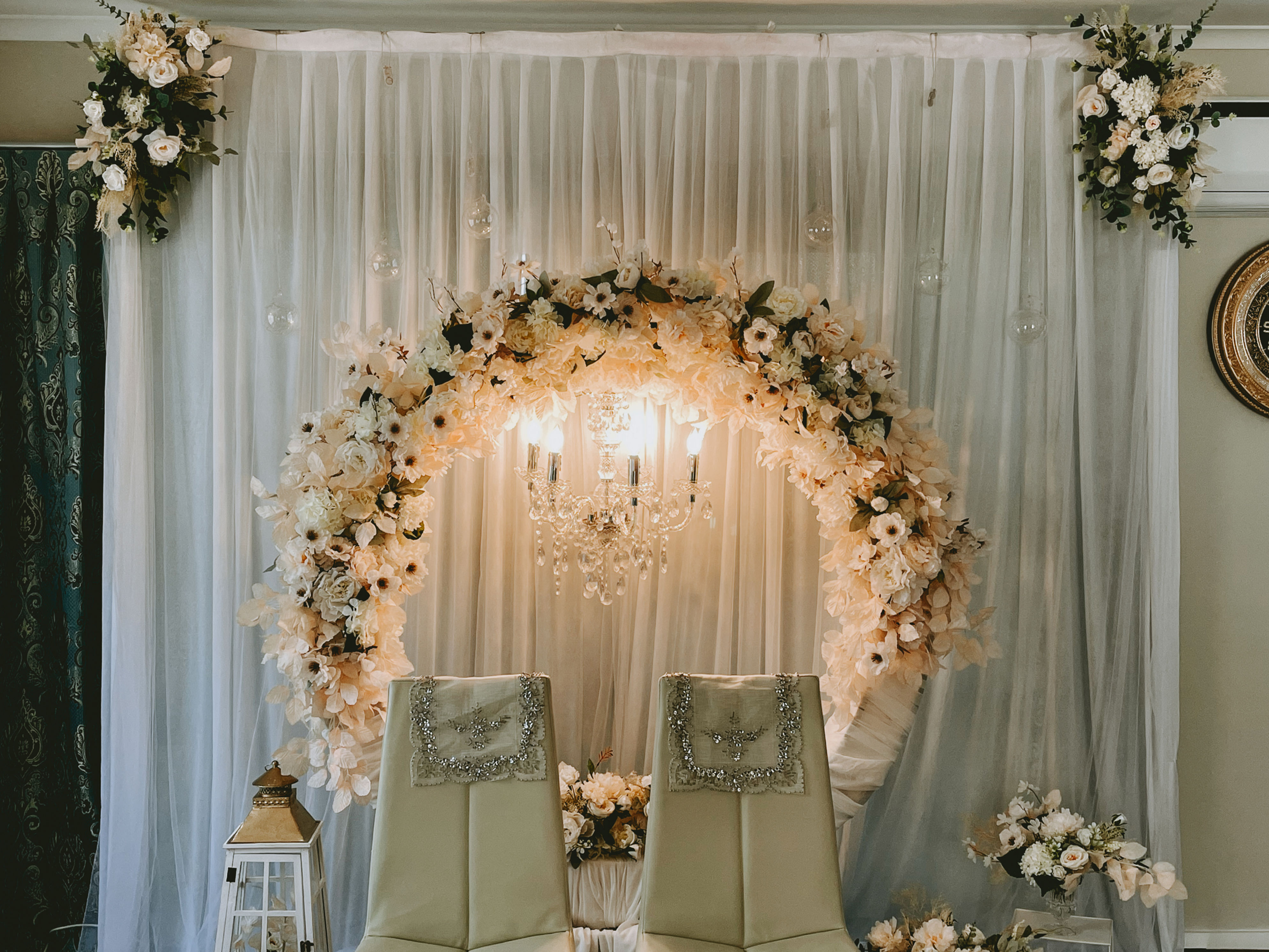 B17. white back drop / around arch design