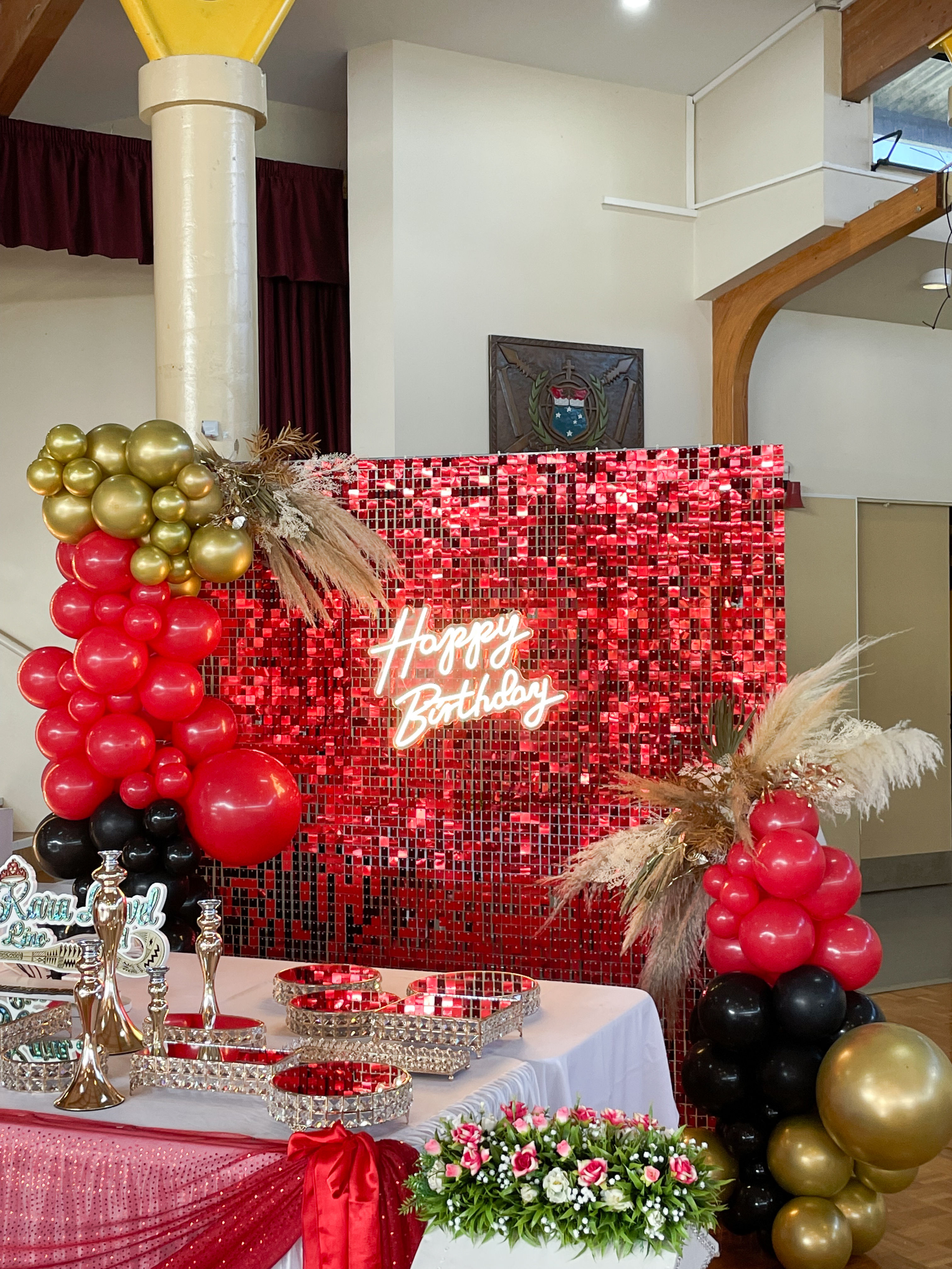 Red wave wall and garland / lights