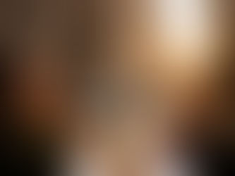 Donna seduta a un tavolino esterno in una via di Roma, serena ma assorta mentre le amiche conversano, simbolo di cambiamento