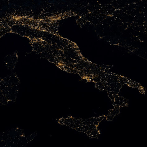 Italia vista dall'alto durante la notte