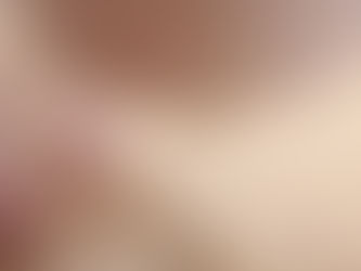 Sabbia che scorre lentamente da una ciotola in ceramica, immagine simbolica dell'erosione silenziosa dei soldi fermi sul conto corrente