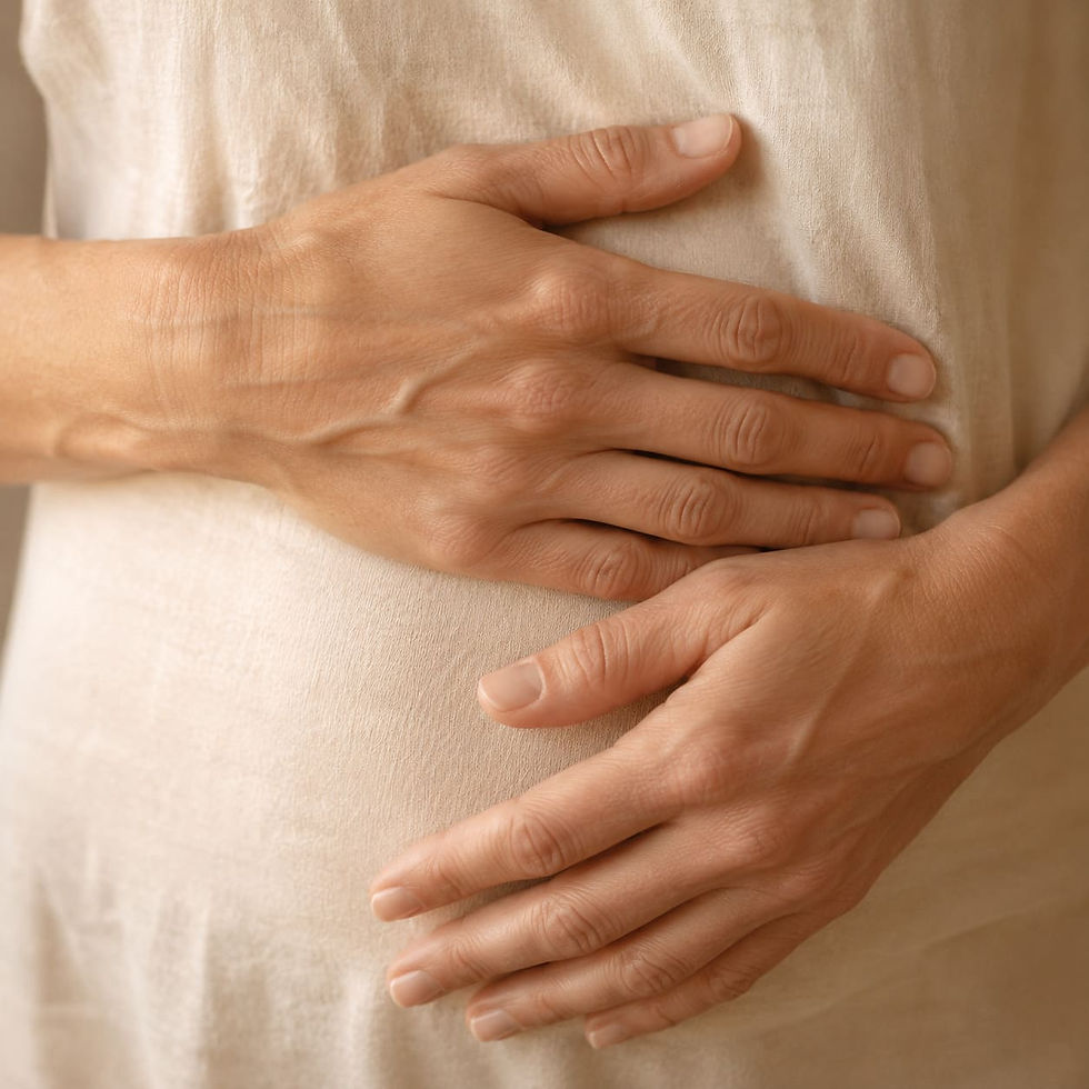 Mani femminili posate sull'addome sopra una maglia in cotone naturale, gesto di ascolto corporeo e attivazione del respiro diaframmatico.
