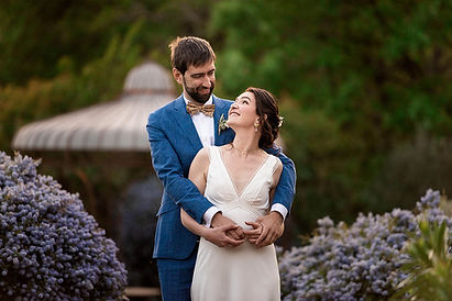 couple-dans-un-jardin-domaine-mariage.jpg