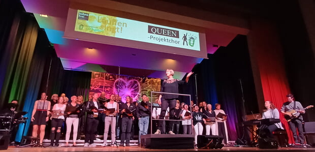 Der QUEEN-Projektchor rockte die Bühne der Lauffener Stadthalle unter der Leitung von Tabea Raidt mit den legendären Songs der Band.