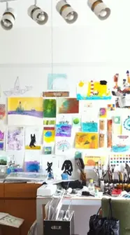 ホテルの壁面に飾られた絵本作家そらのイラスト作品