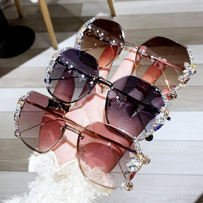 Óculos de sol femininos com lentes degradê sem aro e detalhes em strass.
