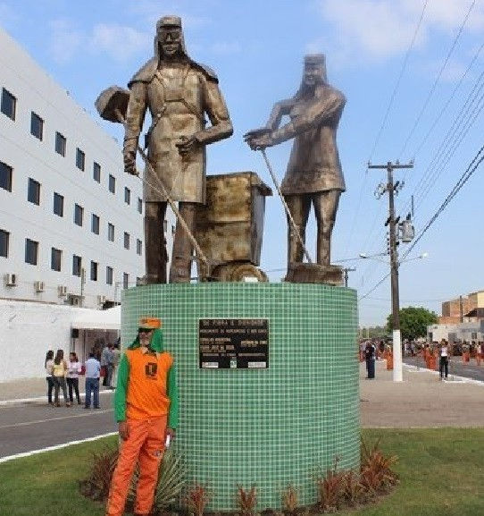 "De Fibra e Dignidade", homenagem aos garis e margaridas feita por Cruz, inaugurada no ano de 2012, em Aracaju.