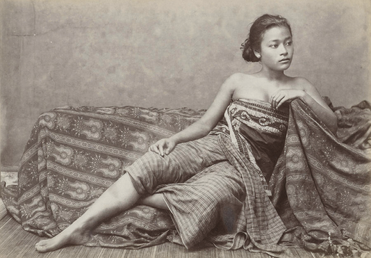 The Decline of Women’s Traditional Fashion 