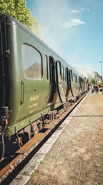 Un train vintage en gare sous un beau soleil en Dordogne